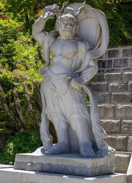 Guardia demoníaca de piedra escultural, estatua guardián en la entrada del templo budista coreano Guinsa. Región de Danyang, Corea del Sur, Asia . — Foto de Stock