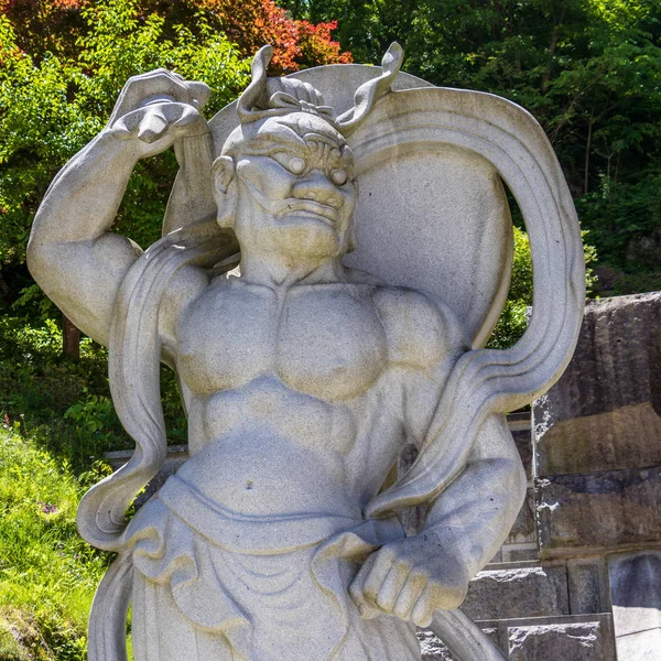 Guardia demoníaca de piedra escultural, estatua guardián en la entrada del templo budista coreano Guinsa. Región de Danyang, Corea del Sur, Asia . — Foto de Stock