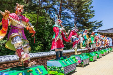 Zodiac İşaretleri: Bir sıra heykel. Güney Kore 'de bir Budist tapınağında astrolojik işaretin kağıt feneri. Guinsa, Danyang Bölgesi, Güney Kore, Asya.