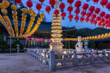 Buda'nın doğum gününü kutlamak için festival sırasında Koreli Budist Woljeongsa Tapınağı binaları. Pyeongchang County, Gangwon Province, Güney Kore, Asya.