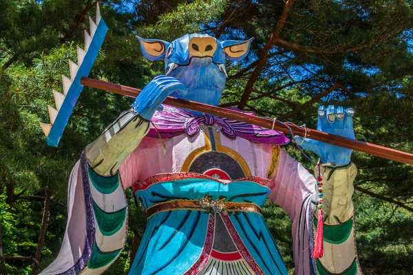 Signo del zodíaco: Estatua de cerdo. Linterna de papel de signo astrológico en un templo budista en Corea del Sur. Guinsa, Región de Danyang, Corea del Sur, Asia . — Foto de Stock