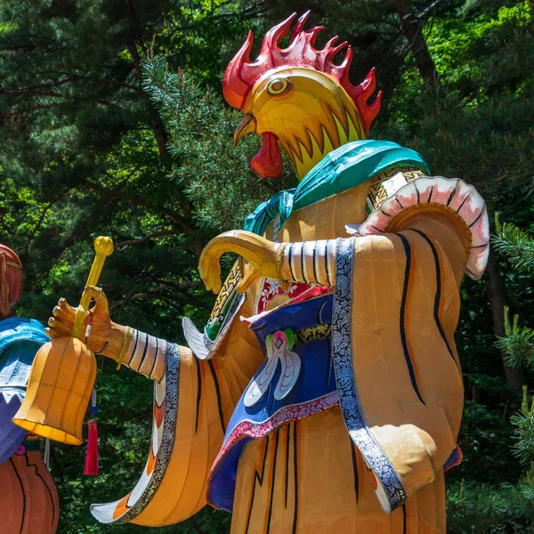 Signo del Zodíaco: Estatua del Gallo. Linterna de papel de signo astrológico en un templo budista en Corea del Sur. Guinsa, Región de Danyang, Corea del Sur, Asia . — Foto de Stock