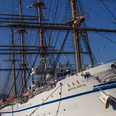 Japon yelkenli gemisi Nippon Maru 'nun (1984) Beppu Limanı' ndaki teçhizatı ve direkleri. Oita Bölgesi, Japonya.