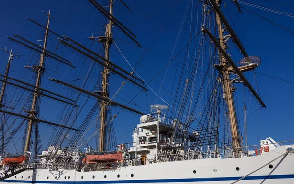 Master, rigg och utrustning av japanska segel fartyget Nippon Maru (1984) i hamnen i Beppu. Oita prefektur, Japan. — Stockfoto