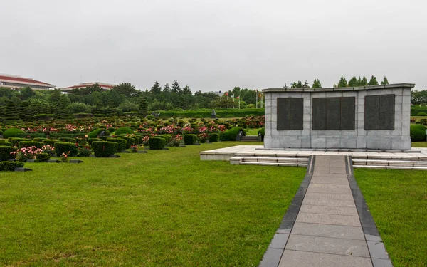 Central Memorial Plaque with graves inside United Nations (UNO) Memorial Cemetery of Korean War in Busan, South Korea, Asia. — Stock Photo, Image