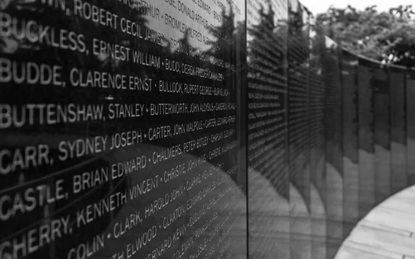 Főtábla az elesett katonák nevei az Egyesült Nemzetek Szervezete Memorial Cemetery (Uno) a koreai háború a Busan, Dél-Korea, Ázsia. — Stock Fotó