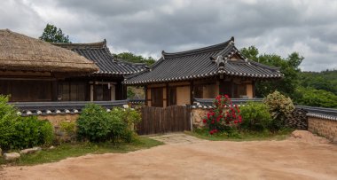 Tipik manzara Yangdong Folk Village çiftlik ile tipik Kore geleneksel tarzı kırsal binalar. Gyeongju, Güney Kore, Asya.