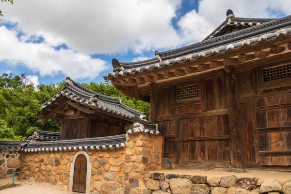 Tipik kırsal yan manzara Yangdong Folk Village Kore geleneksel tarzı bina cephe. Gyeongju, Güney Kore, Asya.
