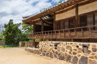 Tipik kırsal yan peyzaj Yangdong Folk Village Kore geleneksel tarzı binanın Çiftlik ve bina cephe. Gyeongju, Güney Kore