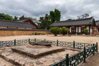 Avlu Panoraması ve Kore Gyeongju Hyanggyo Konfüçyüs Okulu'nun geleneksel bina cepheleri. Gyeongju, Güney Kore, Asya.