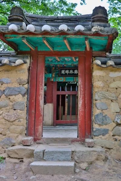Porta de entrada para o Templo histórico dentro da floresta de Gyelim. Gyeongju, Coreia do Sul, Ásia . — Fotografia de Stock
