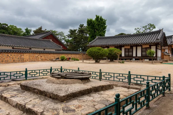 Avlu Panoraması ve Kore Gyeongju Hyanggyo Konfüçyüs Okulu'nun geleneksel bina cepheleri. Gyeongju, Güney Kore, Asya.