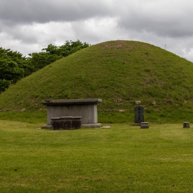 Anıt ve Cheonmachong Mezar tepe üzerinde ayrıntılı görünümü. Gyeongju, Güney Kore, Asya.