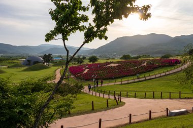 Kral Gyeongdeok 'un Kraliyet Mezarı Panoraması. Güzel manzarada Tumulus Tepesi kompleksi. Geumseong-myeon, Uiseong County, Güney Kore, Asya.