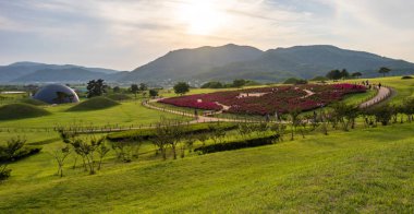 Kral Gyeongdeok 'un Kraliyet Mezarı Panoraması. Tumulus Tepesi Kompleksi ve Anıtları. Geumseong-myeon, Uiseong County, Güney Kore, Asya.