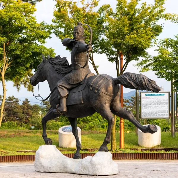 Monumento al rey Gyeongdeok sentado en su caballo y luchando con la proa. Geumseong-myeon, Condado de Uiseong, Corea del Sur, Asia . —  Fotos de Stock