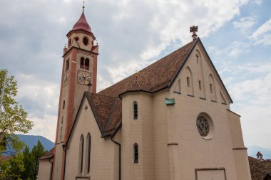 Tirol belediye köyünde, ana kilise, Pfarrkirche St. Johannes der Taufer görünüm. Tirolo, Güney Tyrol, Italya. Avrupa.