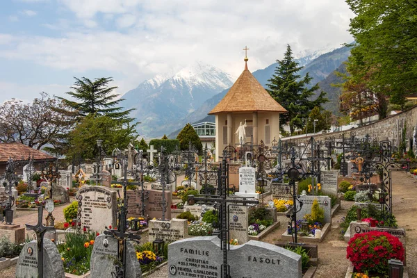 Tirol Belediye Köyü 'nün ana Mezarlığı, Mezarlığı ve Şapeli Panorama' sı. Tirolo, Güney Tyrol, İtalya. Avrupa. — Stok fotoğraf