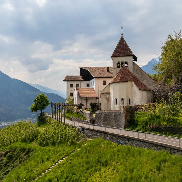 Iglesia Sankt Peter ob Gratsch, con vegetación y montañas en el fondo en el pueblo municipio de Tirolo, Tirol del Sur, Italia. Europa . — Foto de Stock