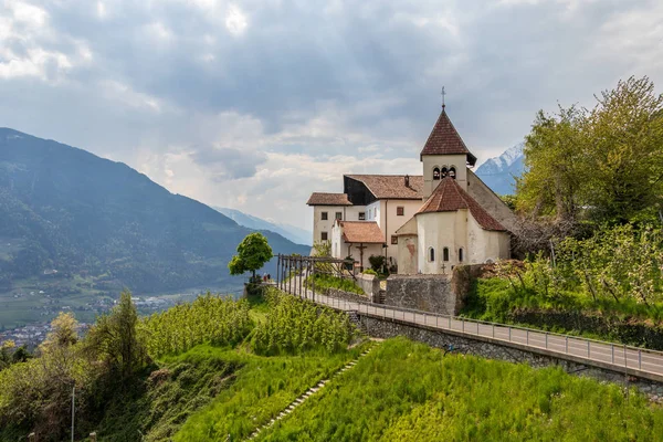 Tirol Belediyesi köyündeki bitki örtüsü ile Sankt Peter OB Gratsch Kilisesi 'Ne bakın. Tirolo, Güney Tyrol, Italya. Avrupa. — Stok fotoğraf