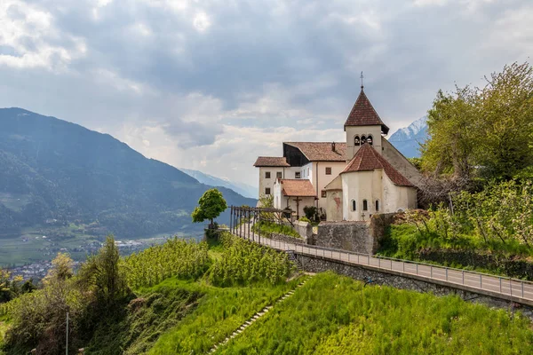 Panorama Kilisesi Sankt Peter OB Gratsch, Tirol belediye köyünde arka planda dağlar, Güney Tirol, Italya. Avrupa. — Stok fotoğraf