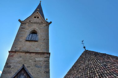Kilise çatısı, Sankt Georgen Kirche. Schenna Kalesi 'nin eski Şapeli. Scena, Güney Tyrol, Italya. Avrupa.