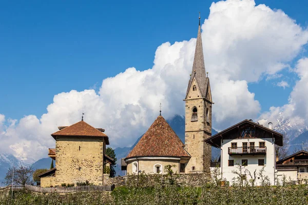 Kilise Panoraması, Sankt Georgen Kirche ve kule, Schenna 'da Uhlenturm. Scena, Güney Tyrol, Italya. Avrupa. — Stok fotoğraf