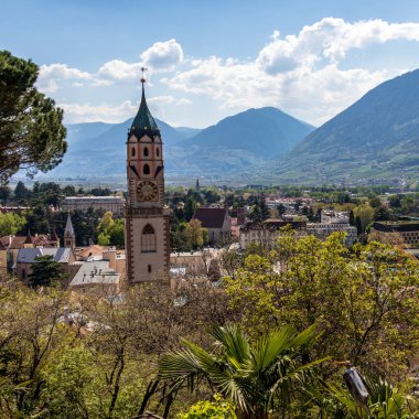 Ana Katolik Kilisesi, Sankt Nikolaus Stadtpfarrkirche, meran silueti ile arka planda. Merano. Province Bolzano, Güney Tyrol, Italya. Avrupa.