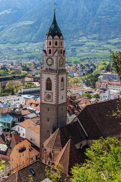 Ana Katolik Kilisesi, Sankt Nikolaus Stadtpfarrkirche, meran arka planda silueti ile. Merano. Province Bolzano, Güney Tyrol, Italya. Avrupa. — Stok fotoğraf