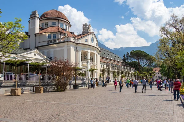 Meran 'daki Kurhaus, ünlü binanın cephe ile passer Promenade sokak senaryosu. Province Bolzano, Güney Tyrol, Italya. Avrupa.