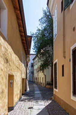 Şehir meran ana bölgesinde bina cepheleri ile tipik küçük alleyway. Province Bolzano, Güney Tyrol, Italya. Avrupa.