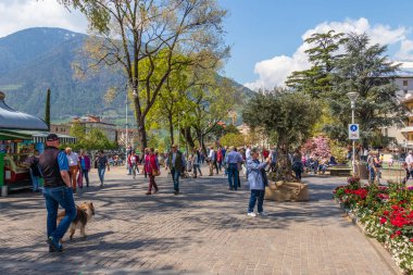 Birçok yayalar ile City Meran Passer Promenade sokak senaryo görünümü. Merano. Province Bolzano, Güney Tirol, İtalya. Avrupa.