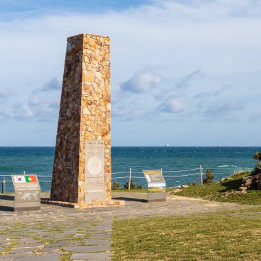 Açıklama plakaları ile Cape Ganjeolgot yakınlarındaki Cabo da Roca Taş Anıtı'nın görünümü. Ulsan, Güney Kore'de Yarımadanın en doğu noktası. Asya