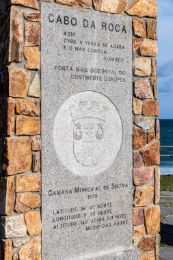 Cape Ganjeolgot yakınlarındaki Cabo da Roca Anıtı'nın açıklama plakasının detayları. Ulsan, Güney Kore'de Yarımadanın en doğu noktası. Asya