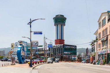 Mukho Port, Donghae City, Gangwon Eyaleti, Güney Kore, Asya'da Bina ve Kule ile Deniz Feneri Parkı Sokak Senaryosu.