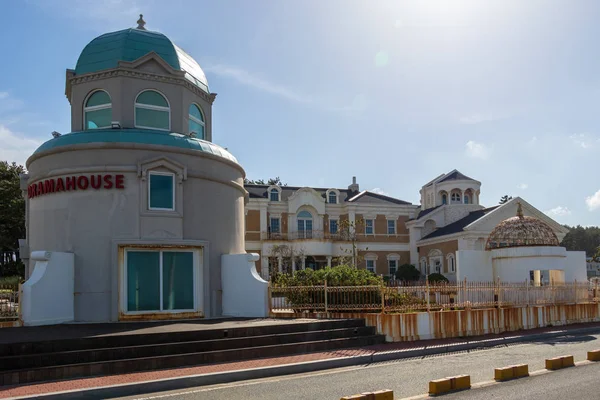 Cape Ganjeolgot yakınlarındaki binaların yer aldığı Dramahouse'un panorama manzarası. Ulsan Yarımadası'nın en doğu noktası, Güney Kore, Asya