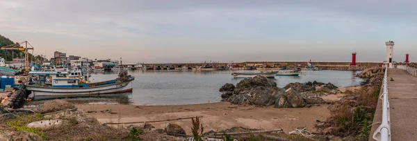 Panorama view on a typical korean industrial harbor with Lighthouse. Located in Namjeong-Myeon, Yeongdeok, Gyeongsangbuk-do, South Korea, Asia. — Stock Photo, Image