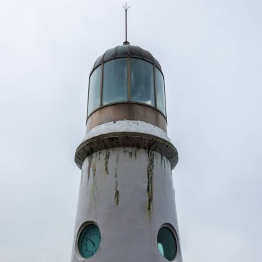 Sisli bir günde uçurum sahili yakınlarındaki Dongbaekseom Deniz Feneri'nin tepesinde detay görünümü. Haeundae-gu, Busan, Güney Kore. Asya.