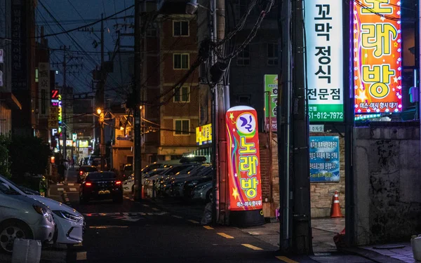 Nam District, Busan, Güney Kore Gece sırasında Dükkanlar ve trafik ile Sokak Senaryosu. Asya.