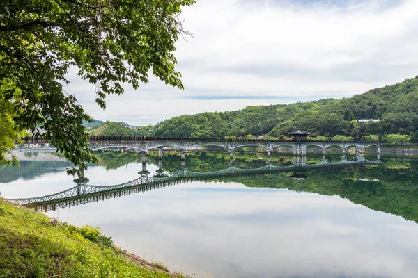 Vue panoramique sur le pont du clair de lune, Woryeonggyo coréen et la rivière Nakdong. La plus longue passerelle piétonne. Andong, province de Gyeongsang Nord. Corée du Sud . — Photo