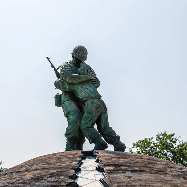 Details of Statue of Brothers inside War Memorial of Korea and peaceful reunification. Yongsan, Seoul, South Korea, Asia. — Stock Photo, Image