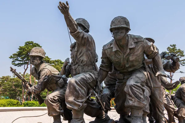 Details of Monument with fighting Soldiers Company for peaceful reunification in War Memorial of Korea. Yongsan, Seoul, South Korea, Asia. — Stock Photo, Image
