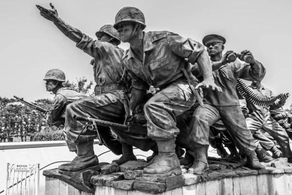 Monument with fighting Soldiers Company for peaceful reunification in War Memorial of Korea. Yongsan, Seoul, South Korea, Asia. — Stock Photo, Image