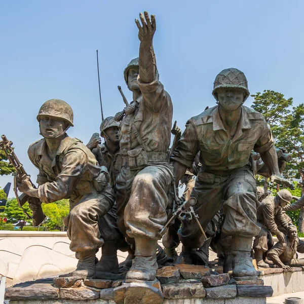 Close shot of monument with fighting Soldiers Company for peaceful reunification in War Memorial of Korea. Yongsan, Seoul, South Korea, Asia. — Stock Photo, Image