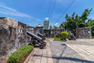 Mount Fortress ana savunma plato üzerinde Replica Cannon, Fortaleza yapmak monte, bitki örtüsü içinde. Santo ant nio, Macao, Çin. Asya.
