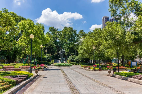 Panorama do Jardim do Parque, Jardim Luis de Camões com monumento central. Santo António, Macau, China. Ásia . — Fotografia de Stock