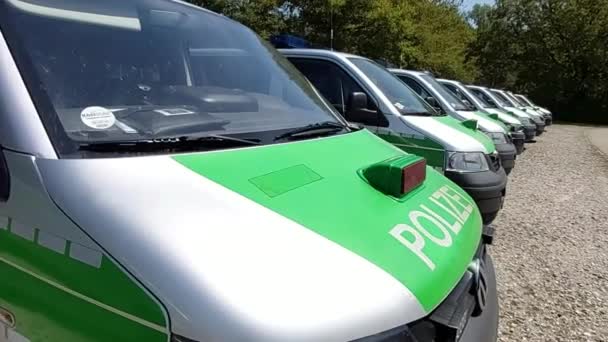 駐車場バイエルン ドイツの緑の警察バス ポリゼイバス の列のパノラマ 主要な警察ユニットが運用中 — ストック動画