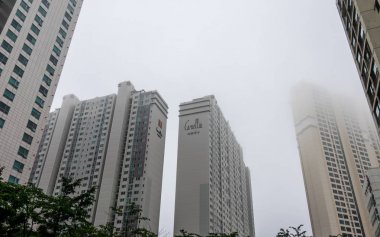 Sisli bir günde Hanwha Resort Haeundae uzun boylu gökdelenler binaları alt görünümü. Haeundae-gu, Busan, Güney Kore. Asya.