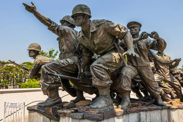 Close view of monument with fighting Soldiers Company for peaceful reunification in War Memorial of Korea. Yongsan, Seoul, South Korea, Asia. — Stock Photo, Image