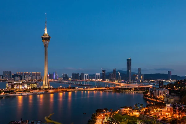 Makao Praia Grande, Sai Van Köprüsü, Taipa bölgesi ve kule, Torre de Macau akşam silueti. Se, Macau, Çin.